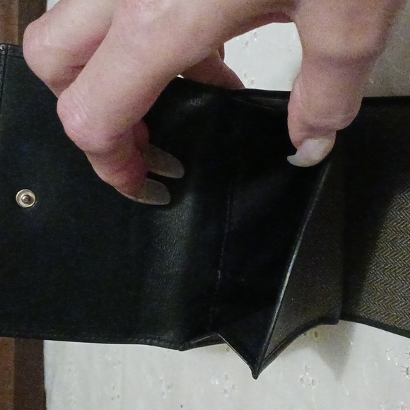 Bulgari Leather wallet. Genuine. - Picture 6 of 13